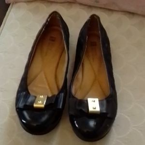 Perfect condition White Mountain black and gold accent flats size 5 medium